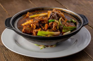 Tavada yeşil soğanlı Moğol bifteğinin yakın çekimi.