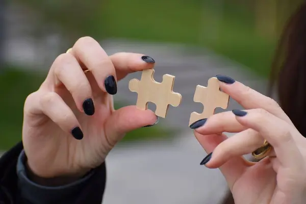 Les Jeunes Mains Féminines Tenant Deux Pièces Puzzle Concept Entreprise — Photo
