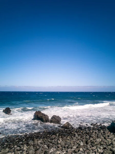 Una Vertical Playa Rocosa Viuda Contra Las Olas Azules Del —  Fotos de Stock