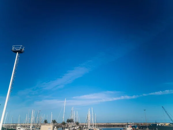 Colpo Basso Cielo Blu Sopra Barche Ormeggiate Porto — Foto Stock