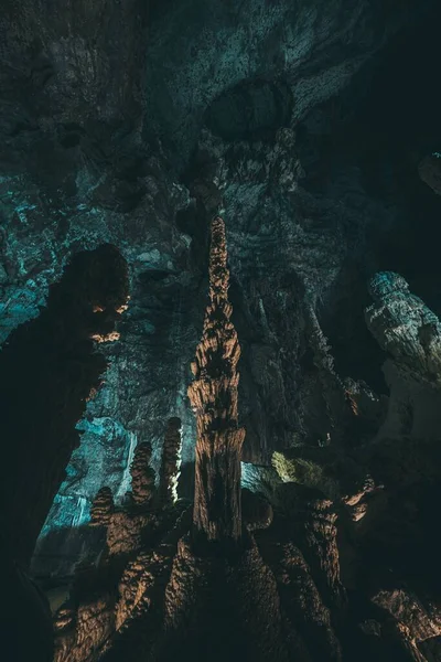 Una Toma Ángulo Bajo Las Cuevas Frasasassi Italia Europa —  Fotos de Stock
