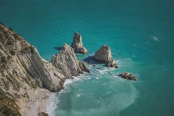 Ein Luftbild Vom Meeresstrand Mit Felsformationen — Stockfoto
