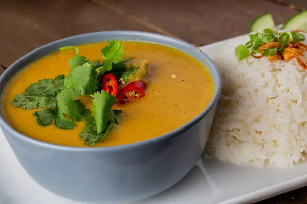 Sebuah Gambar Closeup Sup Ayam Thailand Dengan Nasi Atas Meja — Stok Foto