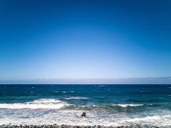 テネリフェ島の青い海の波に対する岩の多いラ ヴィウダビーチの景色 — ストック写真