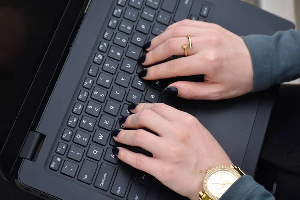 Close Mãos Femininas Digitando Teclado Laptop — Fotografia de Stock