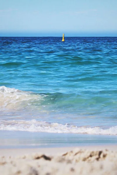 Які Океанічні Хвилі Піною Піщаному Пляжі — стокове фото