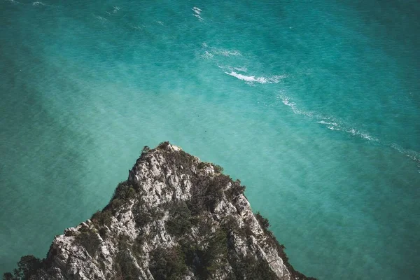 Une Vue Aérienne Des Falaises Rocheuses Contre Une Mer Bleue — Photo