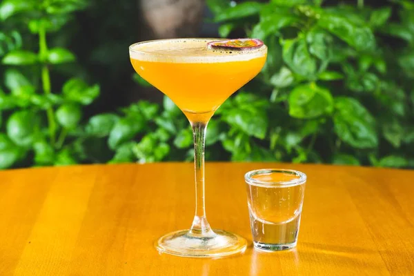 Närbild Cocktail Ett Glas Dekorerad Med Passionsfrukt Ett Bord Mot — Stockfoto