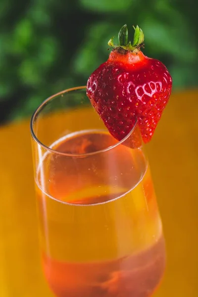 Vertical Closeup Juice Glass Decorated Strawberry — Stock Photo, Image