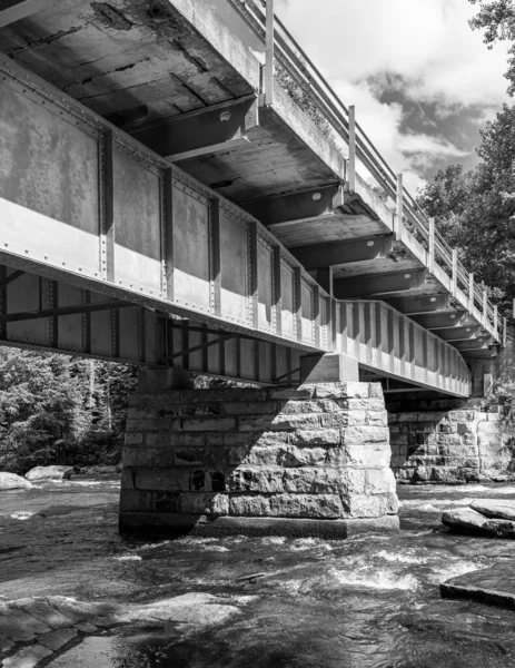 Uma Ponte Ferro Alto Com Uma Fundação Tijolo Abaixo Lago — Fotografia de Stock