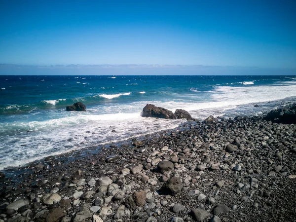 Tenerife Deki Mavi Deniz Dalgalarına Karşı Kayalık Viuda Plajının Manzarası — Stok fotoğraf