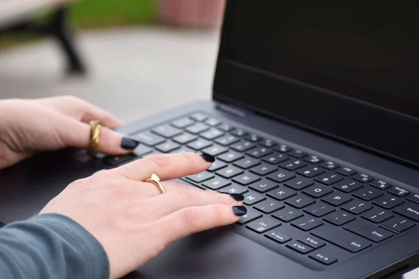 Close Mãos Femininas Digitando Teclado Laptop — Fotografia de Stock