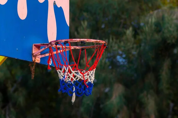 Dışarıda Renkli Bir Basketbol Potası Var — Stok fotoğraf