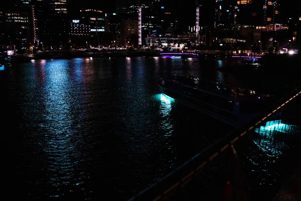 Voda Čluny Odraz Osvětlených Výškových Budov Noci — Stock fotografie
