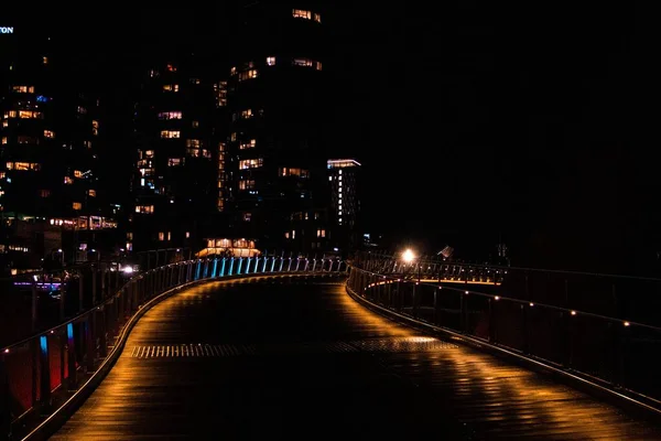Die Beleuchtete Brücke Gegen Die Hochhäuser Bei Nacht — Stockfoto