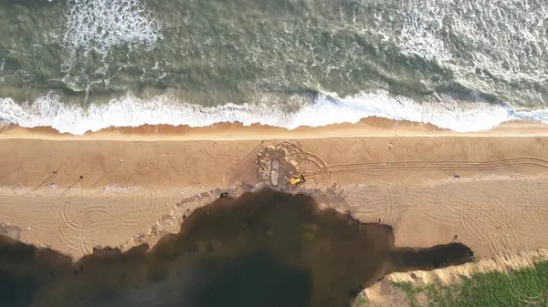 Les Vagues Douces Océan Avec Mousse Sur Une Plage Sable — Photo