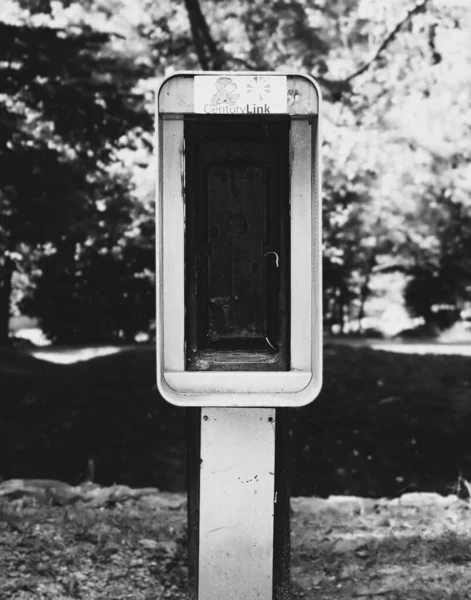 Ένας Παλιός Τηλεφωνικός Θάλαμος Στο Δρόμο — Φωτογραφία Αρχείου
