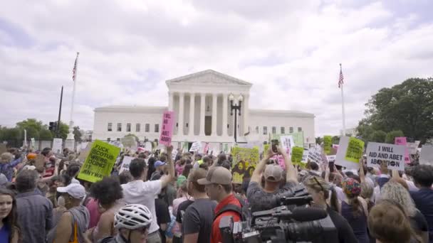 Vídeo Manifestantes Pró Escolha Reuniu Fora Suprema Corte Para Protestar — Vídeo de Stock