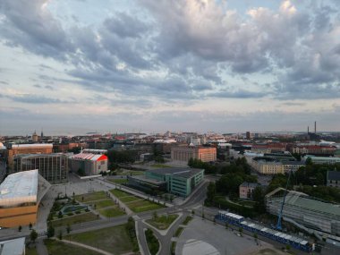 Finlandiya 'da bulutlu bir gökyüzünün altındaki Helsinki kentinin kuş bakışı görüntüsü