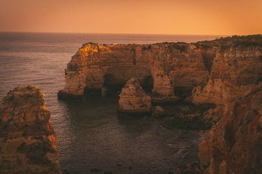 Gün batımında kayalık kayalıkların yüksek açılı görüntüsü.