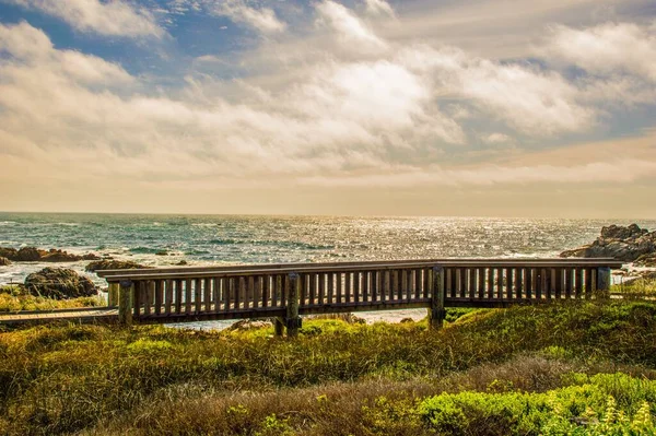 Una Vista Panoramica Ponte Legno Con Corrimano Contro Mare Una — Foto Stock