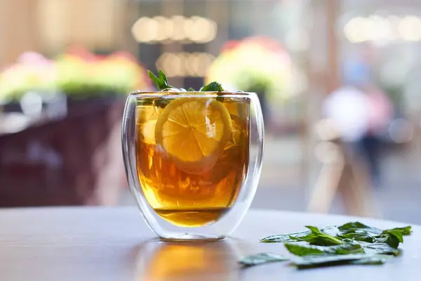 Lezzetli Bir Limonlu Naneli Çayın Bardaki Masada Yakın Çekimi — Stok fotoğraf