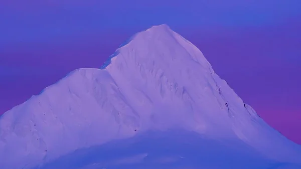 薄暗い空に雪に覆われた山 — ストック写真