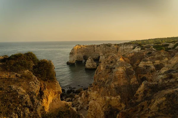 夕日の海に対する岩の崖の景色 — ストック写真