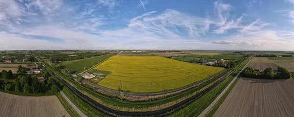 Een Prachtig Panorama Van Groene Velden Een Dorp Onder Blauwe — Stockfoto