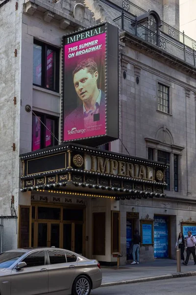 Pionowe Ujęcie Sztandaru Przy Wejściu Imperial Theater Manhattanie Nowy Jork — Zdjęcie stockowe