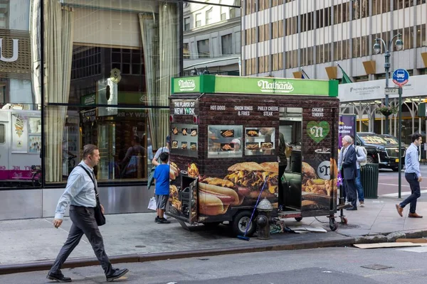 Människorna Som Passerar Nathan Hot Dog Food Cart Midtown Manhattan — Stockfoto