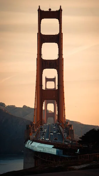 Чудовий Вид Моста Золоті Ворота Автомобілями Під Час Заходу Сонця — стокове фото