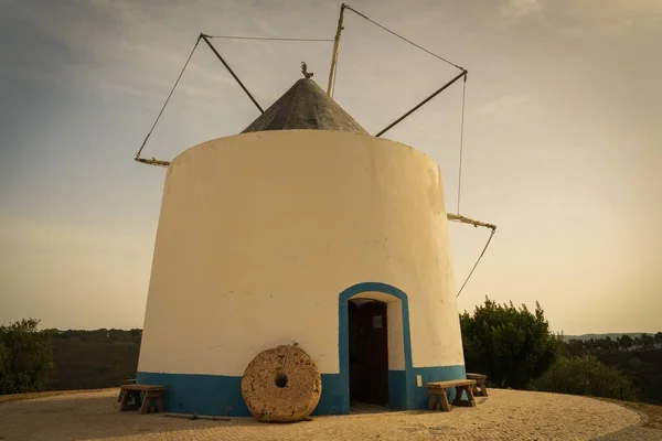 Красивый Снимок Традиционной Португальской Ветряной Мельницы Возле Одесея Алжея Португалия — стоковое фото