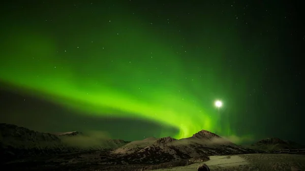 Bergskedja Med Norrsken Auroras Mot Stjärnklar Natthimmel Bakgrunden — Stockfoto