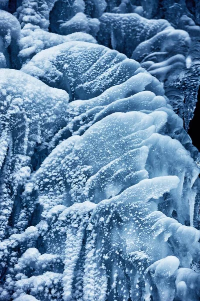 Ένα Κατακόρυφο Κλείσιμο Ενός Σχηματισμού Πάγου Που Καλύπτεται Από Ελαφρύ — Φωτογραφία Αρχείου