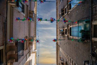 Catania, Sicilya, İtalya 'daki Aziz Anthony bayramı için düşük açılı bir dekorasyon çekimi.