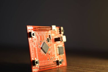 Mikro denetleyici PCB üzerinde yarı iletken bir çip.