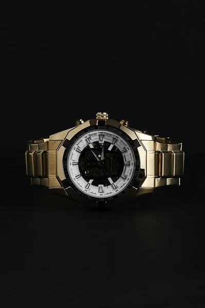 Relógio Luxo Masculino Isolado Sobre Fundo Escuro — Fotografia de Stock