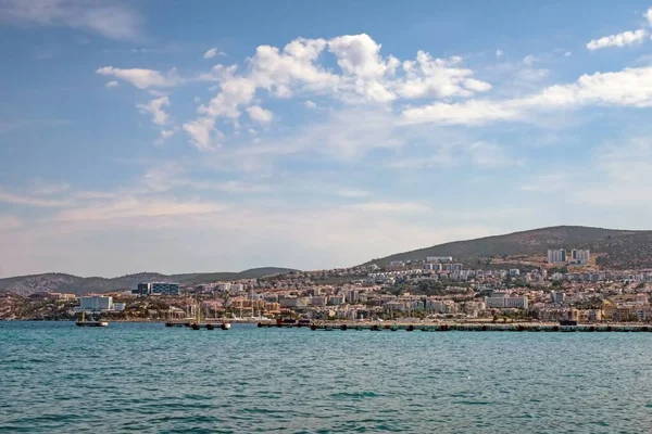 トルコ アーディンの海による街並の美しいショット — ストック写真