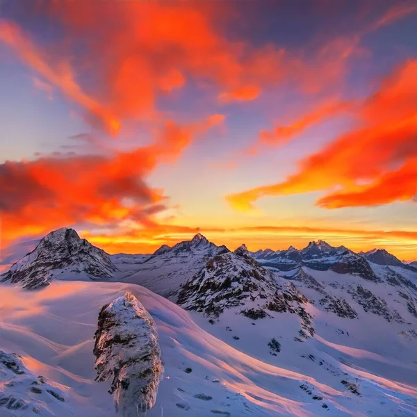 Uma Bela Vista Uma Paisagem Montanhosa Nevada Sob Céu Nublado — Fotografia de Stock