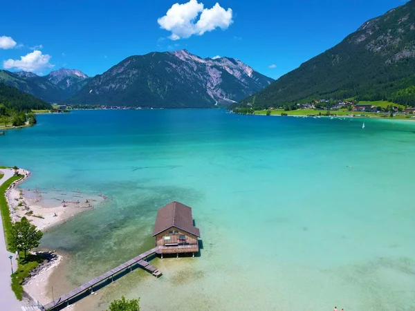 Une Belle Vue Sur Lac Calme Entouré Montagnes Avec Une — Photo