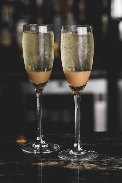 Uno Scatto Verticale Selettivo Due Bicchieri Champagne Sul Bancone Del — Foto Stock