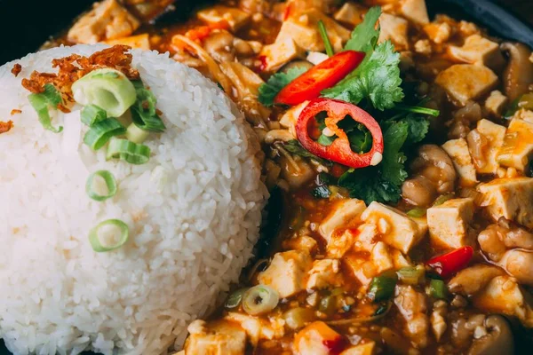 Sebuah Tembakan Dekat Kung Pao Ayam Dengan Nasi Dalam Mangkuk — Stok Foto