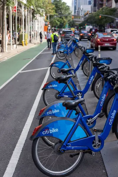 Vertikal Över Parkerade Blå Citi Cyklar Längs Trottoaren — Stockfoto