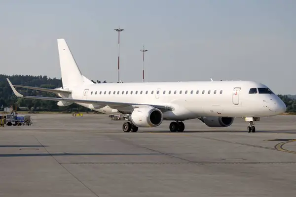Avião Regional Branco Que Chega Aeroporto — Fotografia de Stock