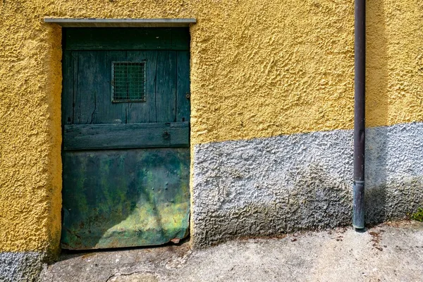 Una Hermosa Foto Una Puerta Madera Verde Viejo Edificio Amarillo —  Fotos de Stock