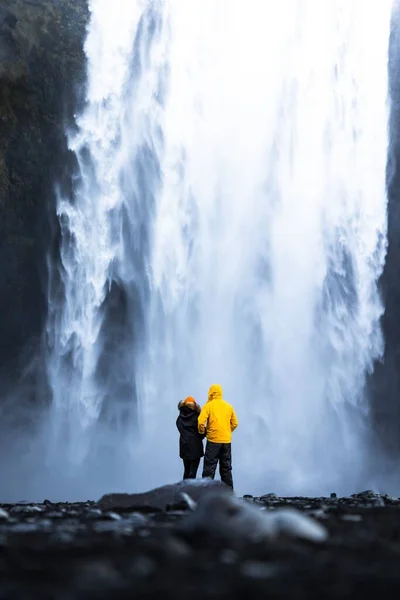 Young Couple Enjoying Skogafoss Waterfall Iceland — Stock Photo, Image