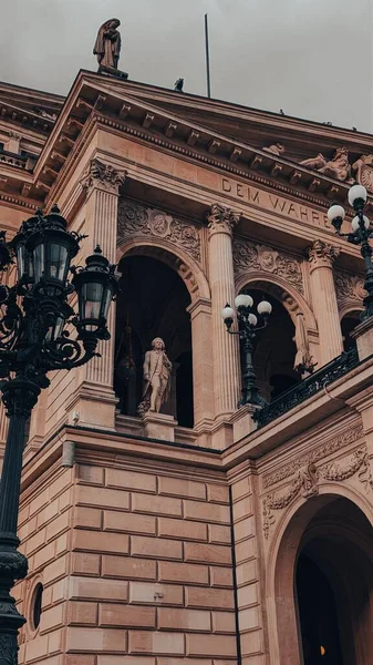 Frankfurt Eski Opera Binasının Cephesinin Dikey Görüntüsü — Stok fotoğraf