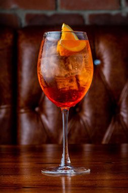 Tezgahta bir bardak Aperol Spritz dikey bir çekim.