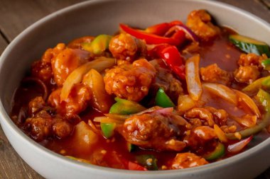 Soslu tavuk ve sebzeli bir meze.